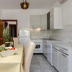 Apartment 3 Bedroom Cozy In Banjol