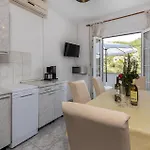 3 Bedroom Cozy In Banjol
