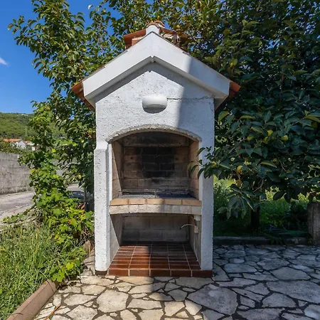 3 Bedroom Cozy In Banjol