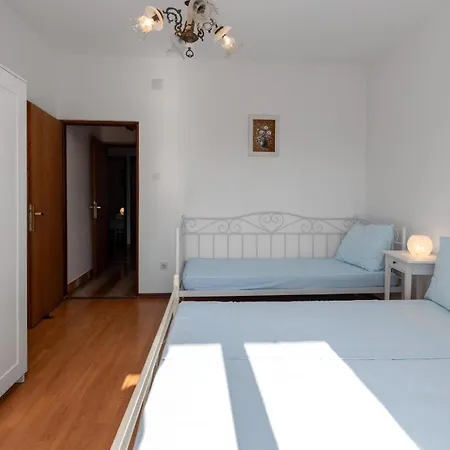 Apartment 3 Bedroom Cozy In Banjol