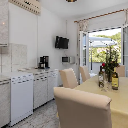 3 Bedroom Cozy In Banjol